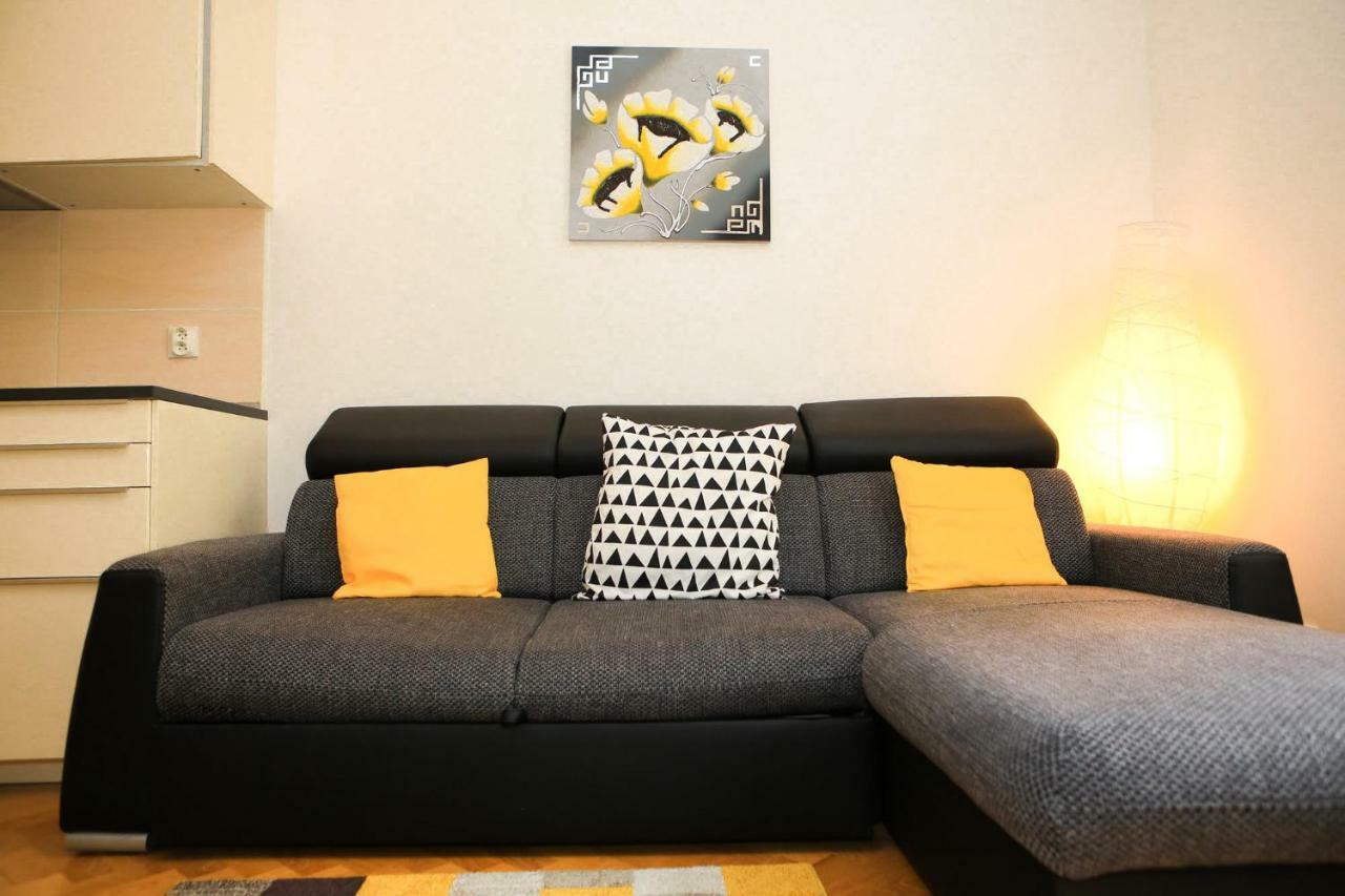 Yellow Apartment Few Steps From Metro Prag Dış mekan fotoğraf