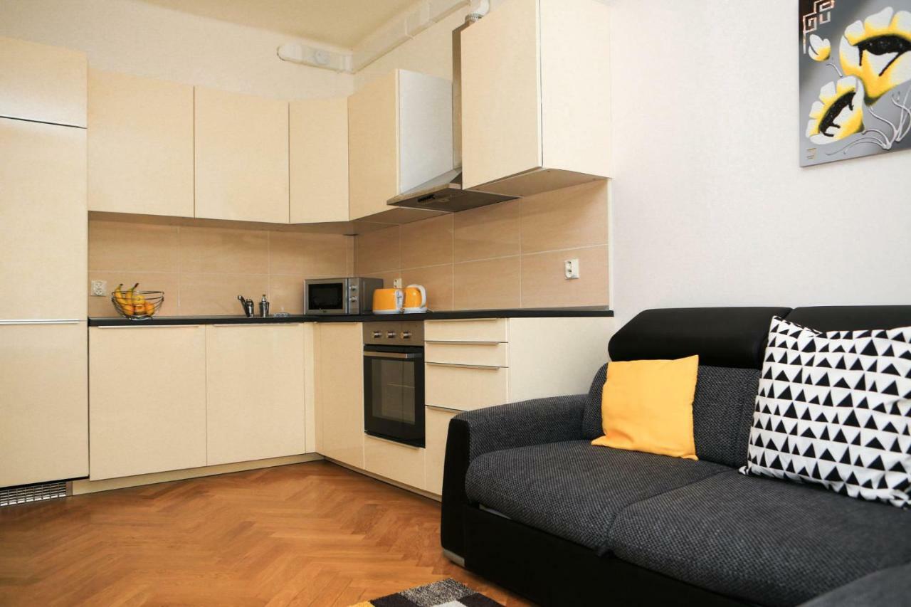 Yellow Apartment Few Steps From Metro Prag Dış mekan fotoğraf