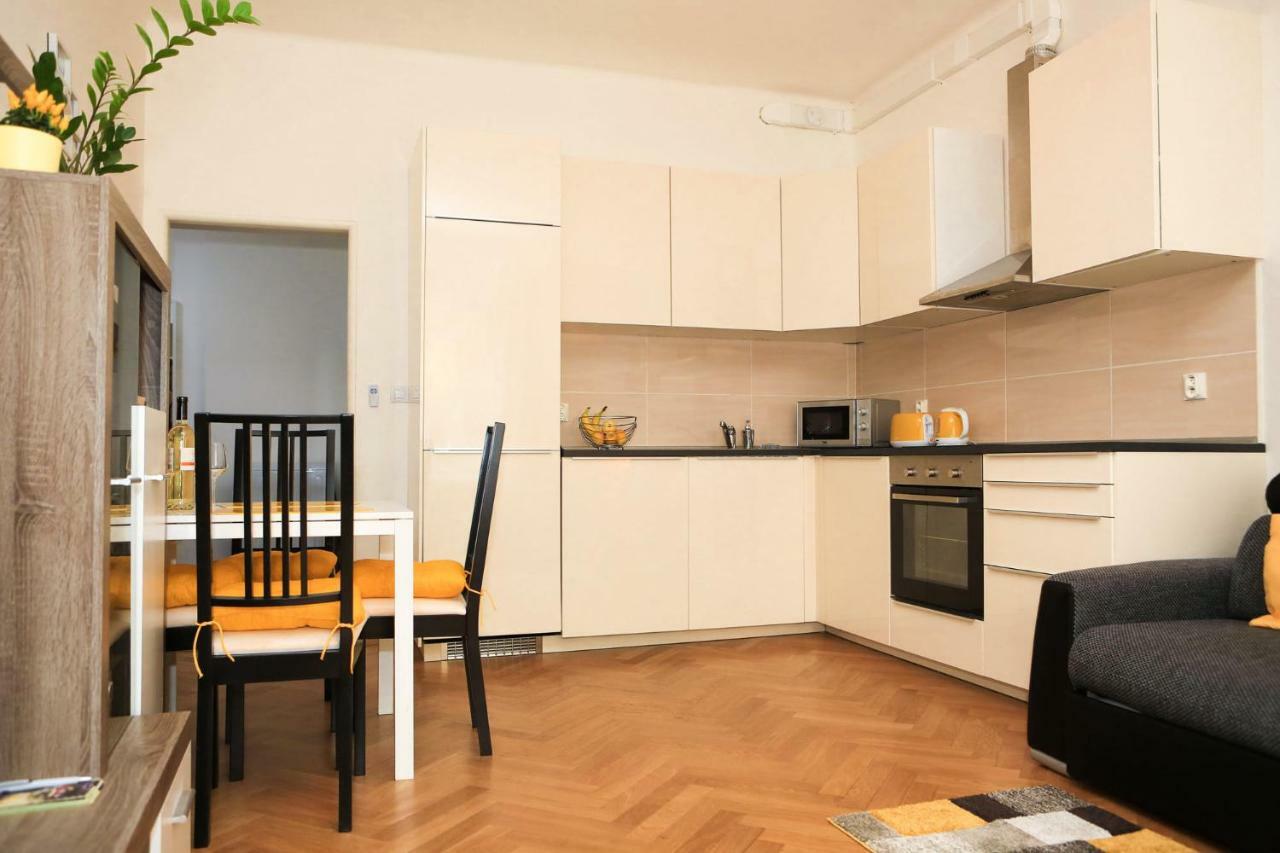Yellow Apartment Few Steps From Metro Prag Dış mekan fotoğraf