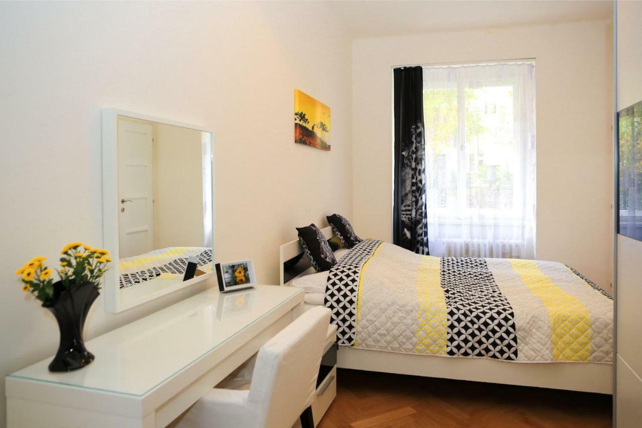 Yellow Apartment Few Steps From Metro Prag Dış mekan fotoğraf